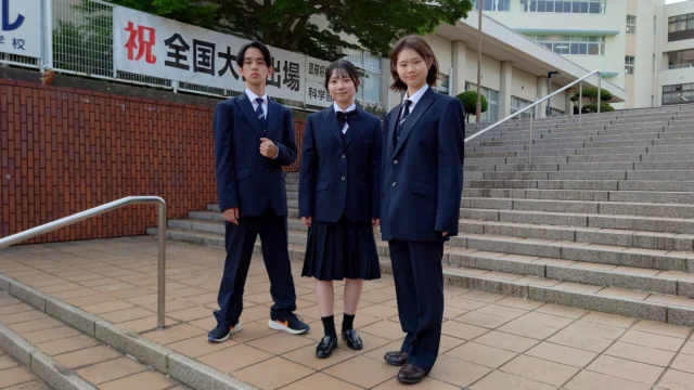 新制服の宣材写真・動画を撮影しました！
　４月２４日（木）、来年度より採用される新制服の宣材写真・動画を撮影しました。５月１０日に開催する附属中学校の学校説明会に向けて、有志生徒に協力をしてもらい撮影しました。この新制服は４月２６日より、ゆめシティにて展示され、間近で見ることができます。
　下関西高校、附属中学校への進学を考えている皆さんに、この制服を着た自分の姿を想像してもらえると幸いです。