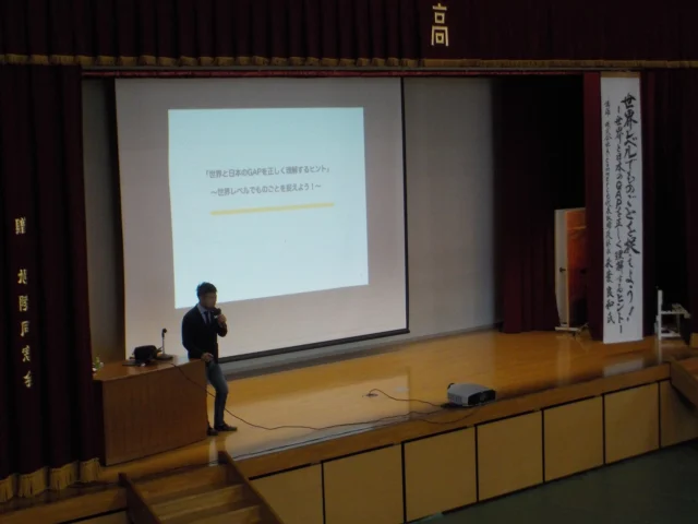 旭陵文化講演会
　６月６日に旭陵文化講演会が体育館で行われました。講師として、本校６６期の卒業生である秋葉良和さん（株式会社A-commerce代表取締役等）をお招きしました。「世界レベルでものごとを捉えよう！〜世界と日本のGAPを正しく理解するヒント〜」を演題とし、GAPというキーワードから、多角的な視点で世界と日本を見ることの大切さを学びました。
（本校ホームページにある学校紹介動画を作成していただいています。）