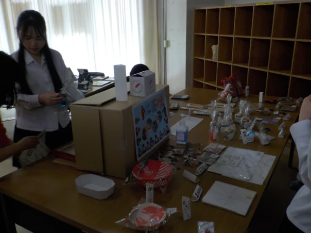 旭陵祭
　６月７日に旭陵祭が行われました。各クラスや文化部でバザーやゲーム企画、ステージ発表が行われ、たくさんの方にご来場いただきました。一般公開終了後、生徒会執行部を中心にエンディングが行われ、CM大賞の授与が行われました。