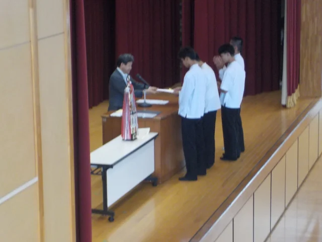 賞状授与式・全校終礼
　６月１０日に賞状披露ののち、全校終礼が行われました。前川教頭先生から、旭陵祭の成功で陰で支える生徒に感謝する生徒会執行部の姿勢への称賛や、高校生でしかできない経験をすることの大切さ、経験できないことを補うためにも読書に取り組むことが必要ではないかといったお話がありました。