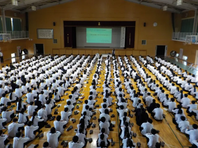 進路講演会
　６月１３日、進路講演会が全校生徒対象で行われました。講師として、山形県立東桜学館中学校高等学校の延沢恵理子先生をお招きし、「自分を思い切り生きるために」を演題として、ご講演していただきました。一生懸命に青春することや、勉強をすることなど、高校生でしかできないことを思い切ってやることの大切さを教えていただき、生徒の意欲を高めていただきました。
