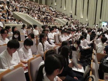 第47回 山口県高等学校総合文化祭開会式
　６月１２日に山口県高等学校総合文化祭の開会式が下関市民会館で開催され、1年次生全員が出席しました。演劇や吹奏楽をはじめとする文化部による素晴らしい公演が披露されました。中には、筝曲やマーチングといった、日ごろは触れる機会の少ない音楽も鑑賞することができました。最後は、管弦楽団と合唱団による壮大な演奏に合わせて、全員で『翼をください』を大合唱し、感動的なフィナーレで幕を閉じました。