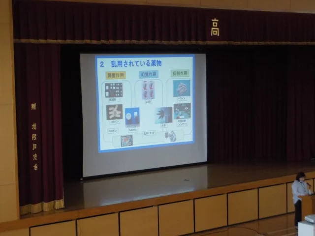 「薬物乱用ダメ。ゼッタイ。教室」
　令和７年１０月２１日（火）７限目のLHRにおいて山口県健康福祉部も柿並真綸様をお招きし、「薬物乱用ダメ。ゼッタイ。教室」を実施しました。スライドを使った講話やDVD（題「think about drug !私たちの選択」）を拝聴，視聴し，薬物の種類と特徴，薬物使用に関する近年の状況，薬物使用の人体への影響等を学びました。特に，オーバードーズについて詳しく説明をいただき，身近な薬であっても安易に扱うことの危険性を知ることができました。