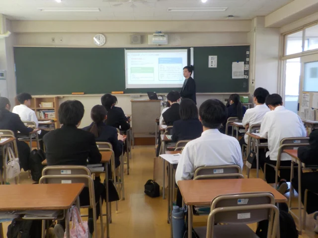 キャリアセミナー（1年）
　様々な分野のプロフェッショナルを１３名お招きして、現在に至るまでの道のりと、お仕事の内容、やりがいについてお話していただきました。生徒はメモを取りながら熱心に聞いていました。