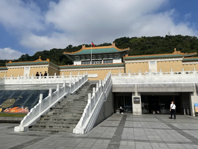 校外研修
　２学年普通科が１２月８日から１２月１１日まで東京での校外研修、府学年探究科が１２月８日から１２月１２日まで台湾での校外に行ってきました。東京研修では鎌倉研修、横浜東京班別研修、ディズニーシー、スカイツリー、ソラマチの見学を行いました。台湾研修では赤崁楼、忠烈祠、故宮博物院、中正紀念堂、龍山寺に訪れ台湾の歴史を学びました。また、台南第二高級中学生徒、現地大学生と交流し、語学研修を行いました。