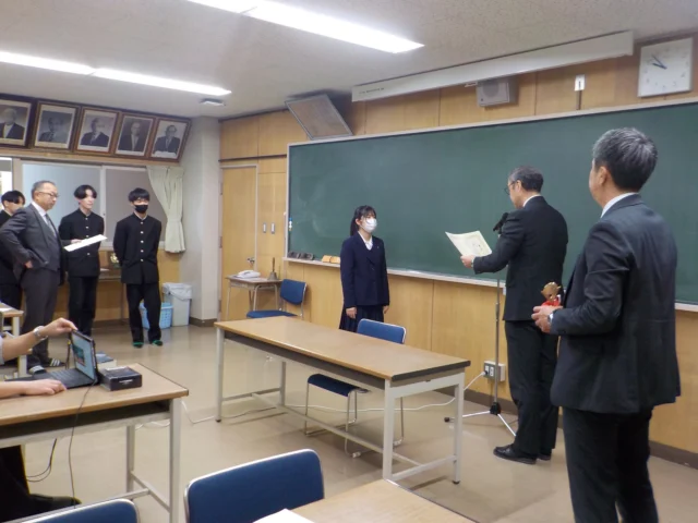 終業式・賞状披露
　１２月２４日、賞状披露、終業式を各ＨＲでリモートによって実施しました。男子テニス部、文芸部、読書感想文コンクール、囲碁将棋部、放送部、書道部、科学の甲子園、自由研究コンテスト、探究活動、科学部で優秀な成績を収め賞状披露されました。終業式では、校長先生からノーベル賞受賞者から読書、基礎基本、失敗を恐れないことの大切さが語られました。また、生徒指導部から冬季休業中の心得について語られました。