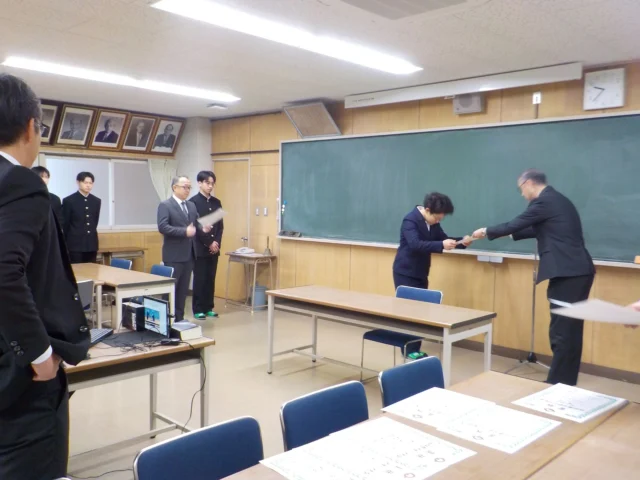 始業式・賞状披露
　１月８日、賞状披露、始業式を各ＨＲでリモートによって実施しました。陸上部、水泳部、吹奏楽部、探究活動、情報オリンピック、科学部で優秀な成績を収め賞状披露されました。始業式では、校長先生から奈良・薬師寺の大谷徹奘氏が提唱する「人生を幸せに運ぶための六つの条件」が紹介され、より良い人生を送るためのヒントが語られました。