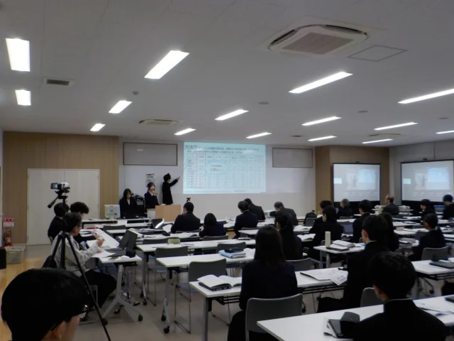 発展探究校内発表会
　探究科の２年次生が、発展探究の授業において取り組んできた課題研究の成果を、１月２２日（木）に開催した発展探究校内発表会で披露しました。発展探究では、探究科の２年次生が１８班に分かれて４月から研究に取り組んできました。当日は、大学の先生方などを指導助言者としてお迎えし、８分間の口頭発表を行いました。生徒同士による質疑応答も行われ、充実した１日を過ごすことができました。