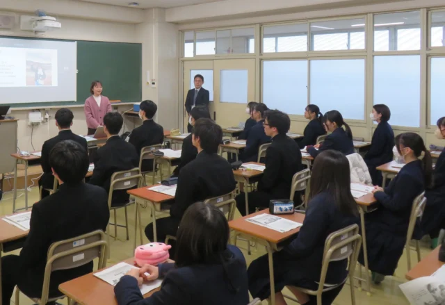 「青島第九中学との交流」オリエンテーションを行いました
　本校では下関市国際課と連携し、中国山東省青島市の青島第九中学（日本の高校に相当）との交流を開始します。その事前オリエンテーションを１月３０日（金）に実施しました。青島第九中学の先生にオンラインで学校紹介をしていただくとともに、下関市国際課の職員・国際交流員の方にお越しいただき、青島市の概況や下関市と青島市の交流の歴史等について説明をしていただきました。
　交流の第一弾となる年賀状交換には１・２年次生４５名が参加し、お互いの国の年始の文化について伝え合う予定です。