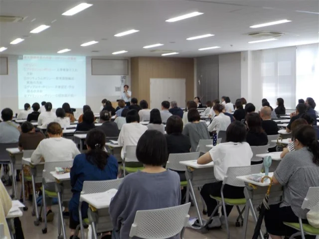 進路説明会（1年次）
　２月１３日（金）１８：３０から旭陵館にて１年次生の保護者対象に進路説明会があります。
（写真は昨年度の様子）