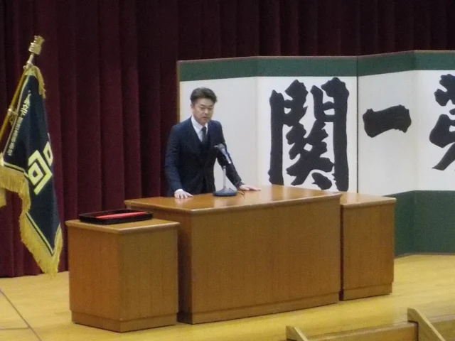 同窓会入会式・賞状披露
　２月２７日に旭陵同窓会入会式が、伊藤雅彦副会長、乙部浩正幹事長御
臨席のもと本校体育館で行われ、２０４名の３年生が同窓会に入会しま
した。
　賞状授与式が行われ、特別活動功労賞などの校内賞、山口県高等学校等職業教育技術顕彰など数多くの賞状が授与されました。