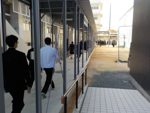 避難訓練
　令和８年３月１１日（水）１３：３０～１３：５０
　南海トラフ地震発生から火事が起こることを想定して実施しました。
全員無事第１グラウンドへ避難、集合しました。