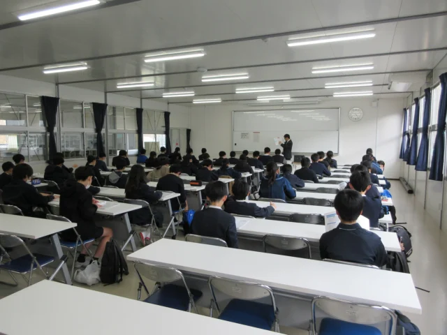 附属中学校入学予定者登校日
　附属中学校の入学予定者が、登校日として「下関西高校探究学習生徒研究発表会」に参加しました。高校生の発表を見ながら、一生懸命メモをしたり、体育館で質問をしたりと、入学前からとても意欲的な姿が見られました。高校生の力強い発表は、入学予定者にとって大きな刺激となりました。入学後、さっそく力を発揮してもらえたらと思います。