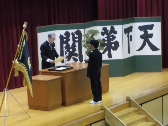 卒業式
　３月１日、本校体育館で卒業式が行われ、普通科１４８名、探究科５６名の計２０４名の生徒が卒業証書を授与されました。卒業生答辞では、仲間との数多くの思い出を語り、別れを惜しみながらも新天地での活躍を誓いました。また、同級生、在校生、保護者、教員への感謝が伝えられ、厳粛でありながらも感動的な式となりました。
